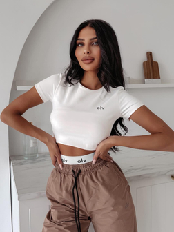 DOPASOWANY T-SHIRT SLIM FIT Z KRÓTKIM RĘKAWEM BASIC MUSE ECRU OLA VOGA