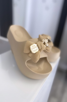 KLAPKI DAMSKIE NA GRUBEJ PODESZWIE  Z KOKARDĄ I MISIEM BEŻOWE